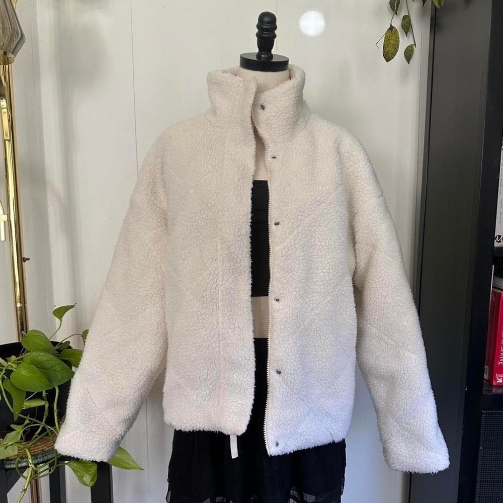Universal Thread White Fuzzy Quilted Fleece Jacket Mock Neck Zip Button Medium